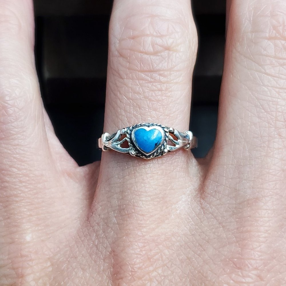 Size 8 Sterling Silver Blue Stone Inlay Love Heart Band Ring